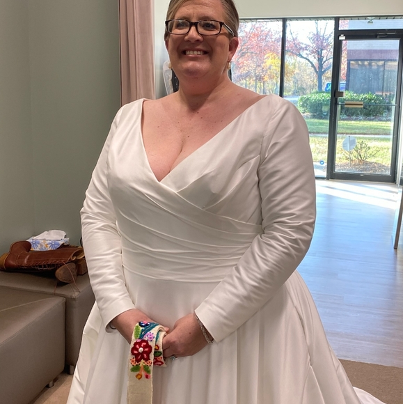 Wedding Dress- V neck long sleeve with button details size 28 - Picture 9 of 11